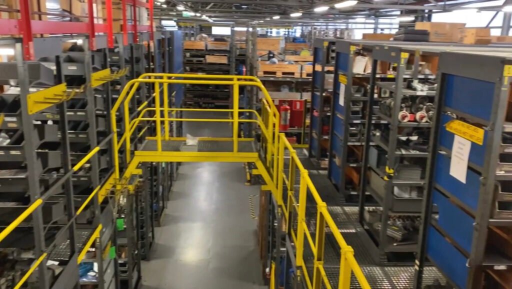Technische onderdelen opgeslagen in een industrieel magazijn